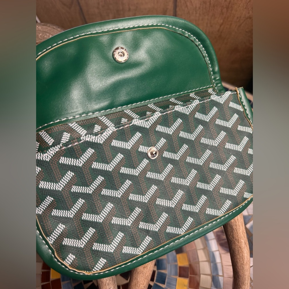 Green Chevron Patterned Women's Fashion Clutch Wristlet NEW - Picture 4 of 8